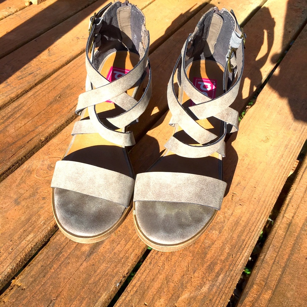 Pop women’s brown sandals size 7.5 M